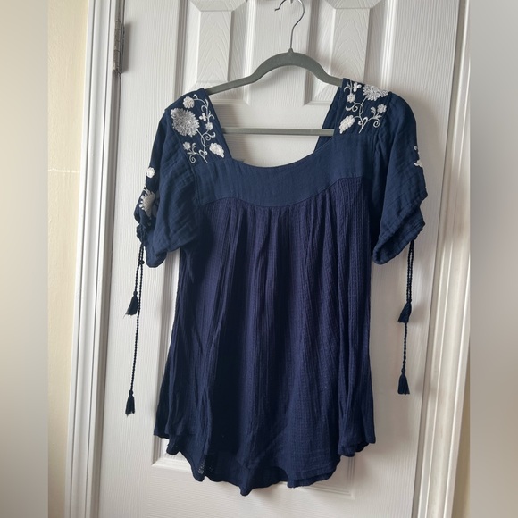 Lucky Brand Boho Navy and White Embroidered Top Size M - Picture 2 of 3